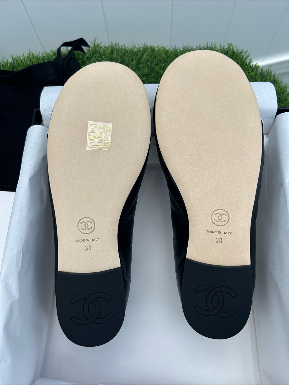 CHANEL CAMBON COCO BEACH 2026M BALLET FLATS BLACK LEATHER LARGE WHITE CC LOGO 38 - Picture 15 of 16